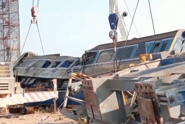 Tayland’da tren üzerine vinç düştü<