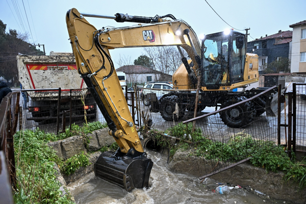 Manisa'da yoğun yağışlara karşı çalımalar gerçekleştirildi