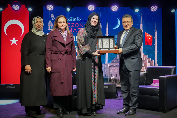 Kanadalı Yazar Jenny Molendyk Trabzon’da İslam’a geçiş hikayesini anlattı<