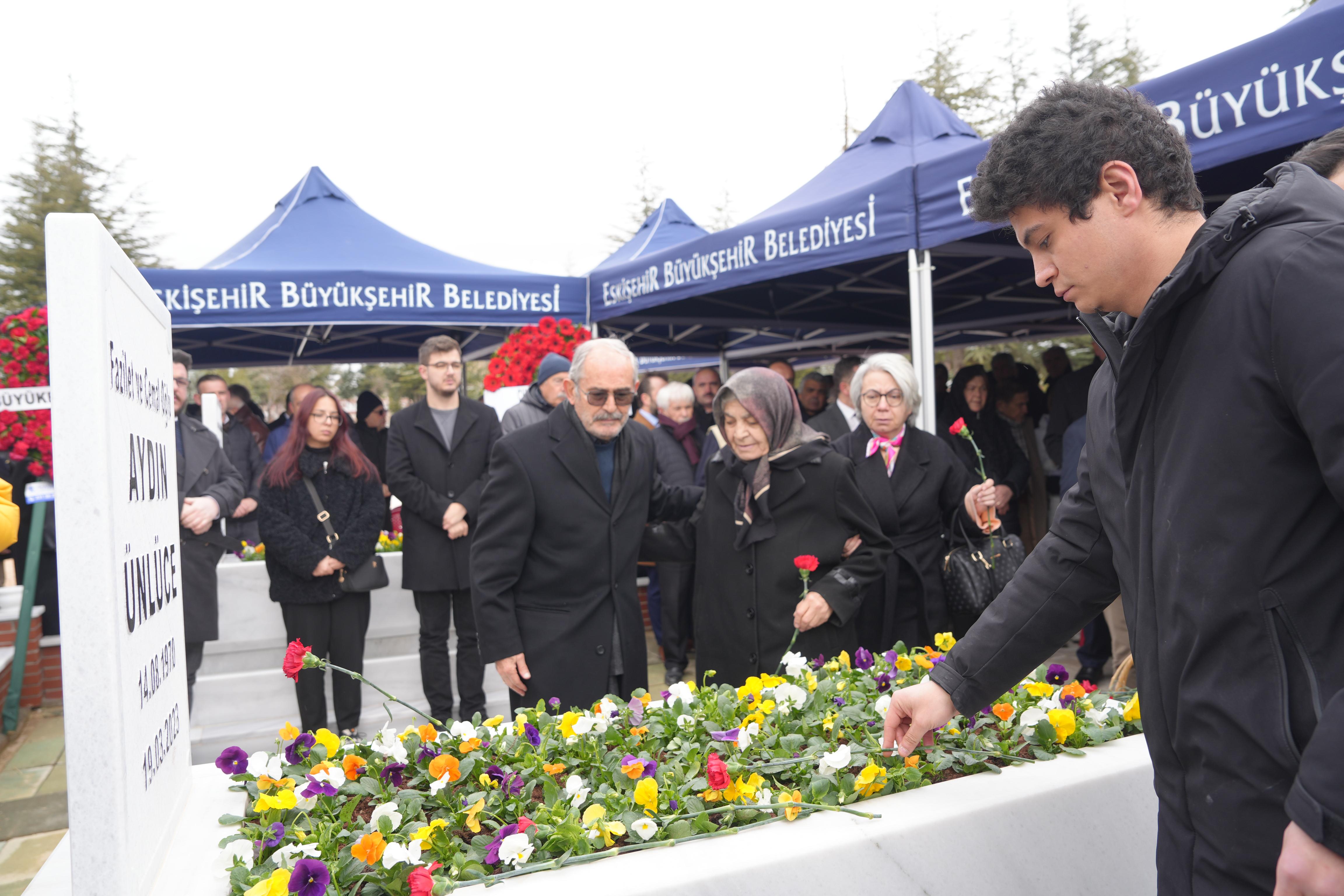 Eskişehir Büyükşehir Belediyesi meclis üyesi Aydın Ünlüce, kabri başında anıldı<