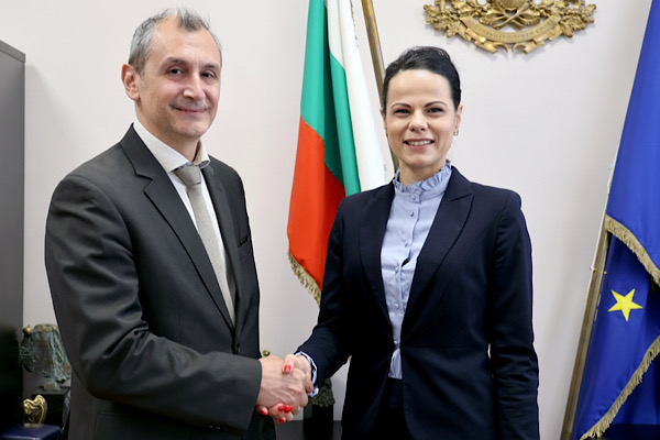 İvkova, Bulgaristan Sağlık Bakanlığı görevini Okoliyski'den devraldı<