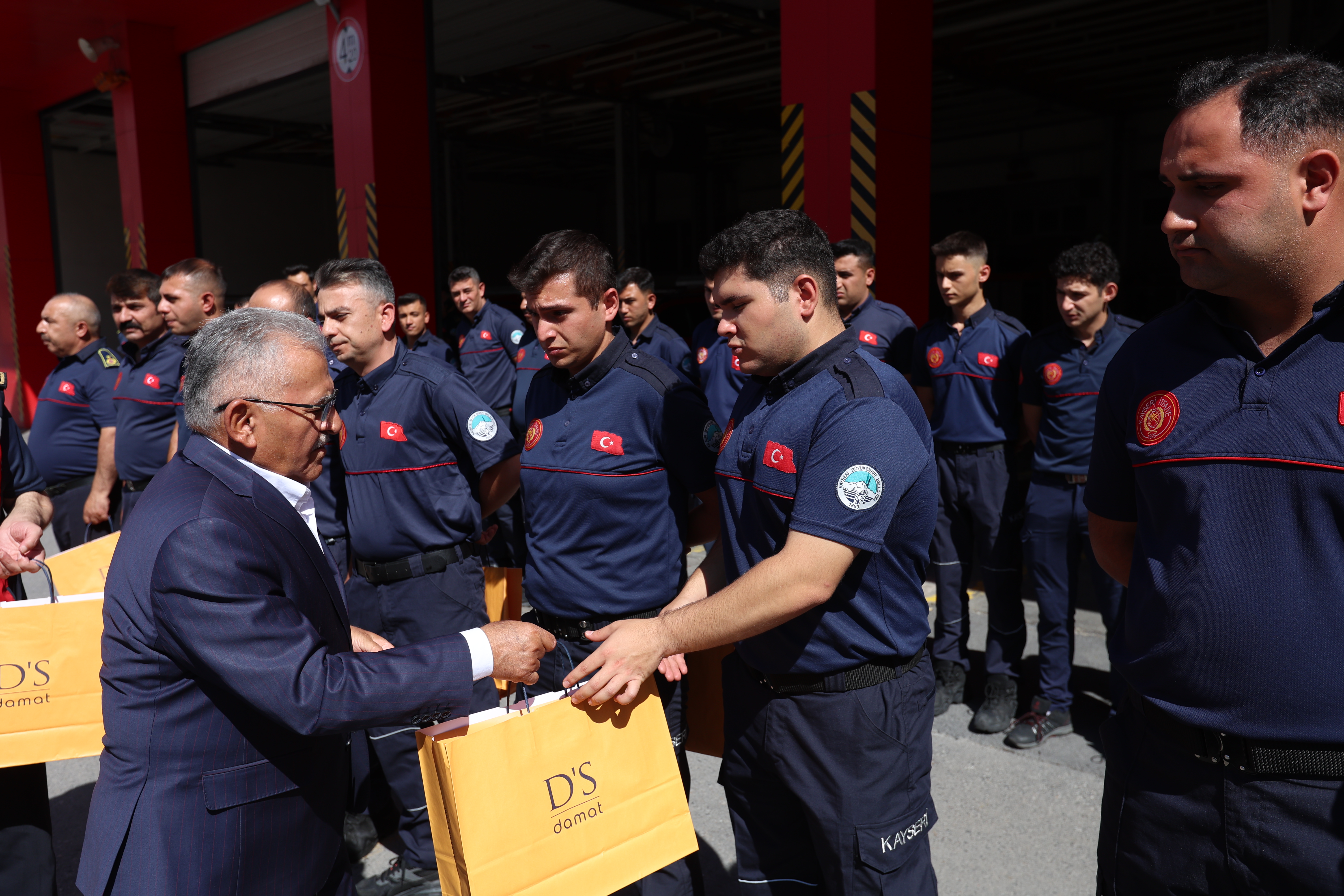Başkan Büyükkılıç'tan İzmir ve Manisa’daki orman yangınlarına müdahale eden ekibe ziyaret<