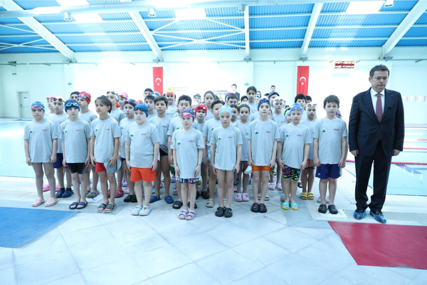 Osmangazi’de 23 Nisan’a özel yüzme şenliği düzenlendi<