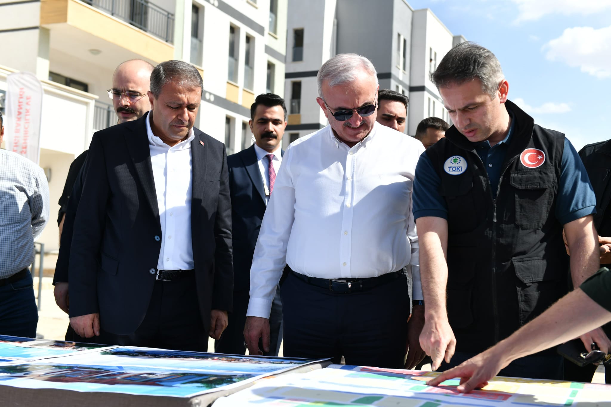Vali Şıldak ve Bakan Yardımcısı Karaloğlu, TOKİ konutlarını inceledi<