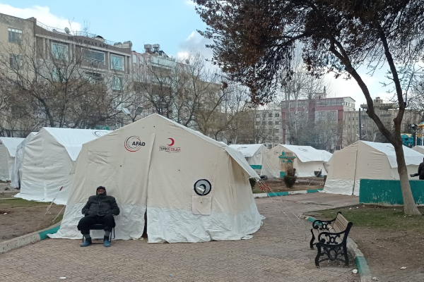 Şanlıurfa'da depremzedeler, parklarda kurulan çadırlarda konaklıyor
