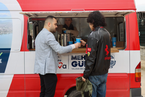 Yalova Belediyesi'nden öğrencilere sıcak çorba ikramı