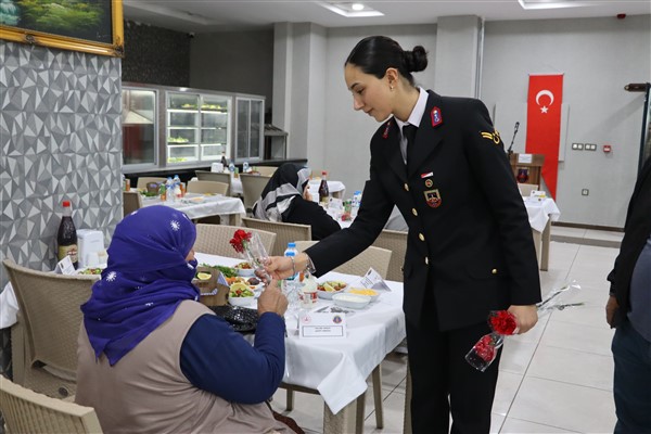 Şanlıurfa İl Jandarma Komutanlığından şehit ve gazi ailelerine iftar yemeği<