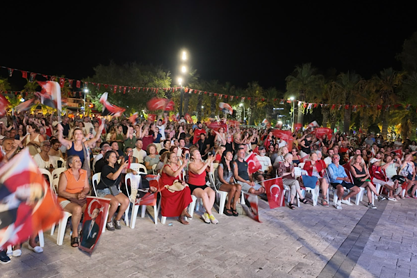 Bodrum’da Filenin Sultanları’nın Avrupa şampiyonluğu meydanlarda kutlandı