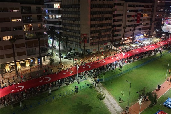 İzmir’de Cumhuriyet Bayramı bin dronla kutlandı<