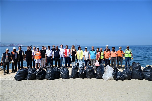 Gemlik’in sahil yolunda temizlik çalışması 