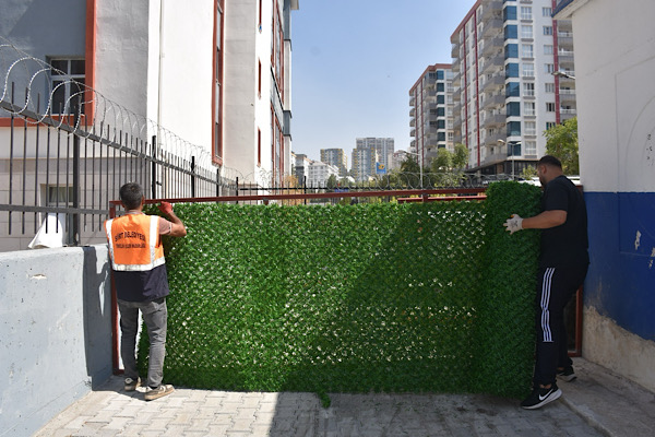 Siirt’te çöp konteynerleri dekoratif çitlerle düzenleniyor
