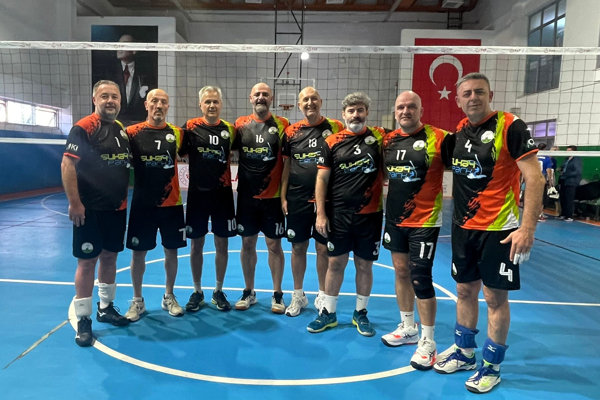 Osmangazi’nin veteran voleybolcuları şampiyon oldu<