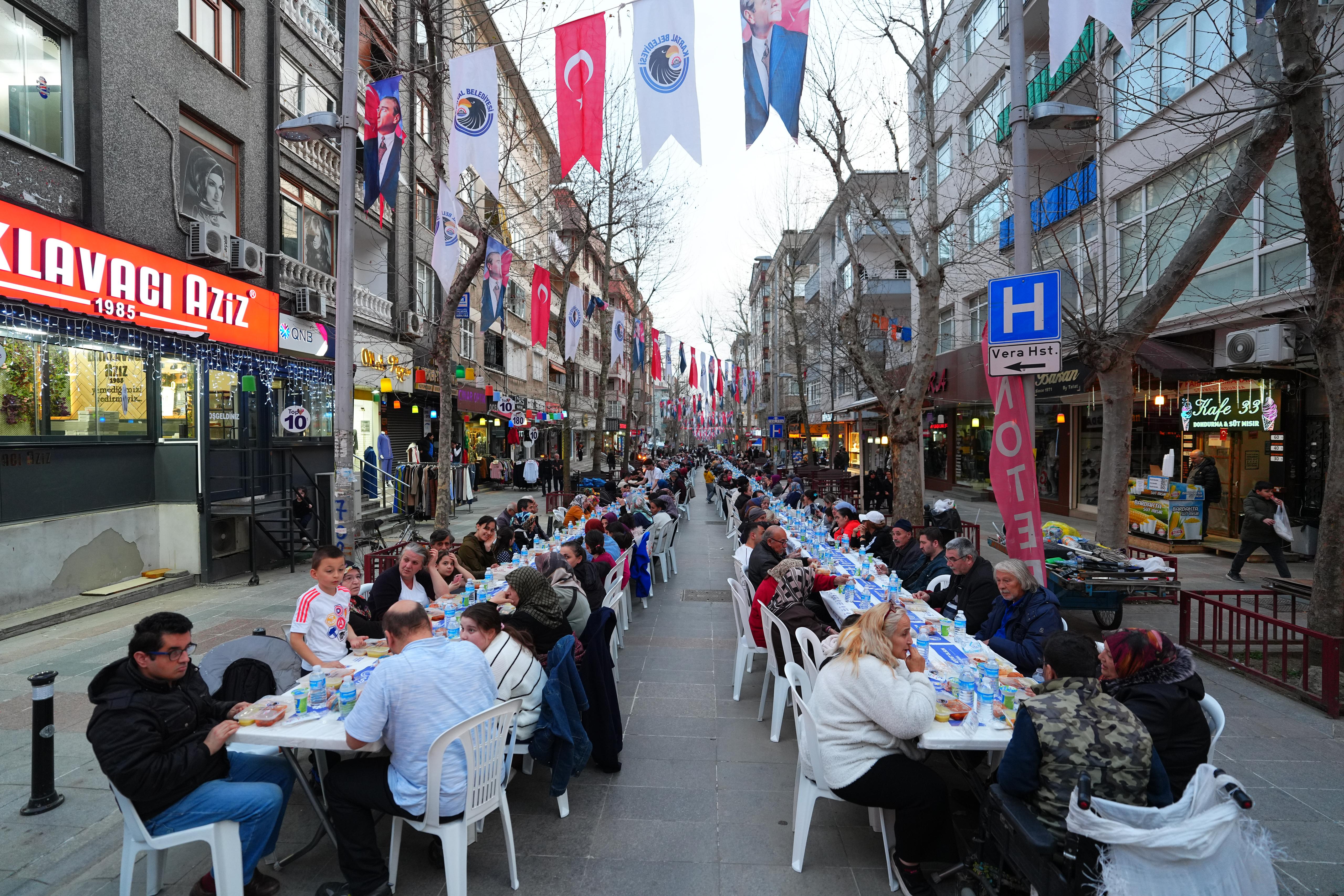 Kartal Belediyesi'nden açık hava sokak iftarları düzenliyor<