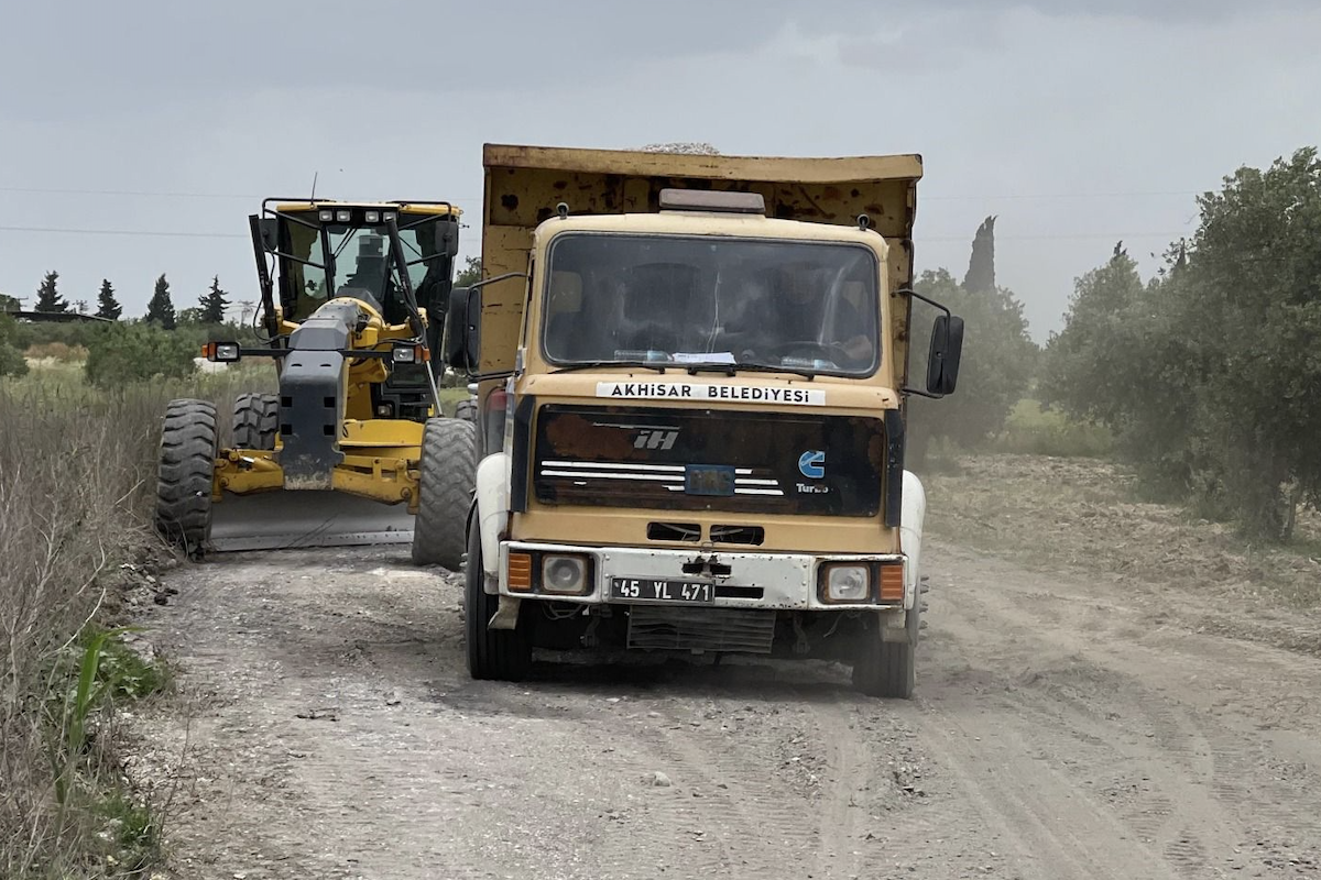 Akhisar Belediyesi yol bakım çalışmalarını sürdürüyor<