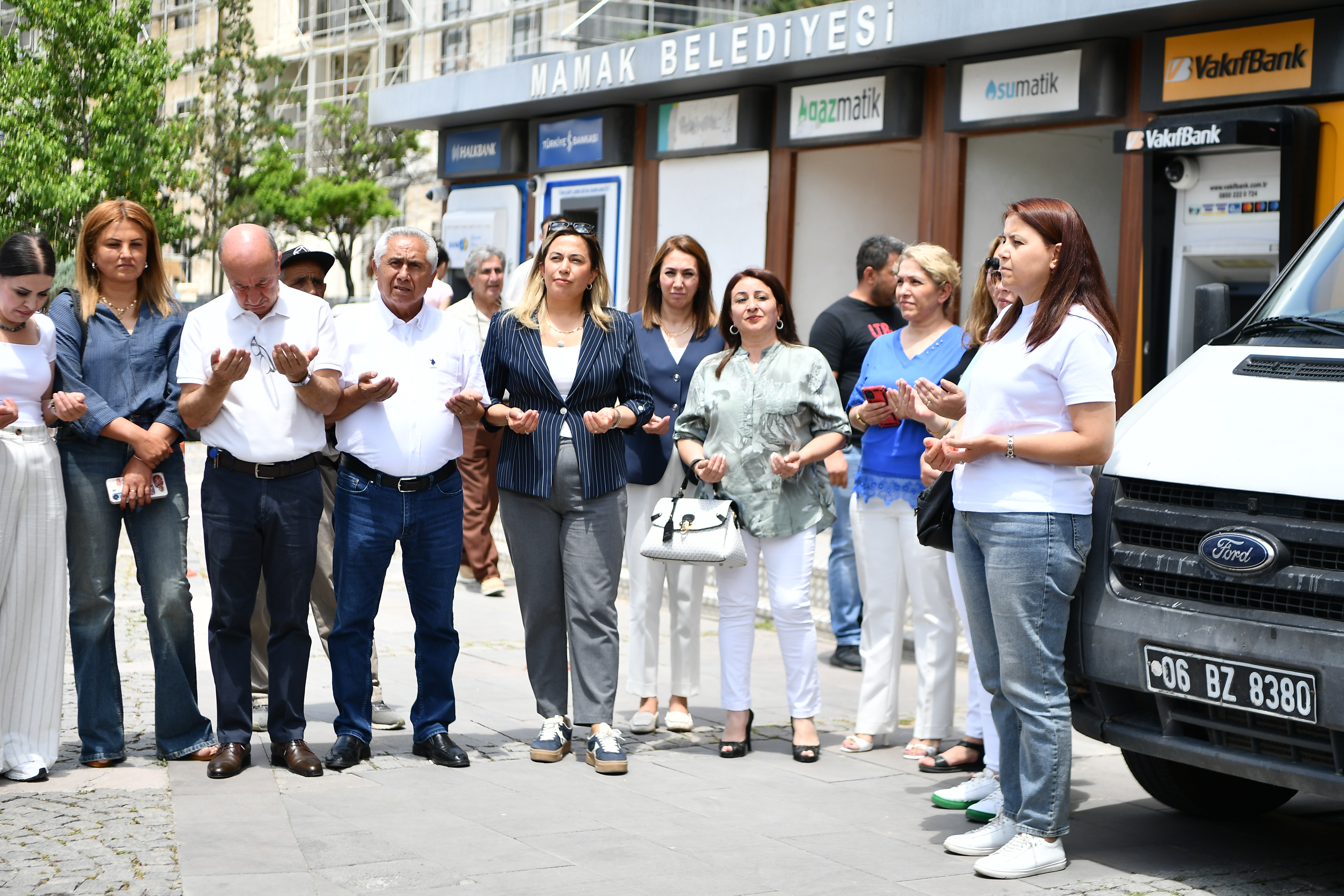 Mamak Belediyesi, Başkan Zeyrek için lokma dağıttı<