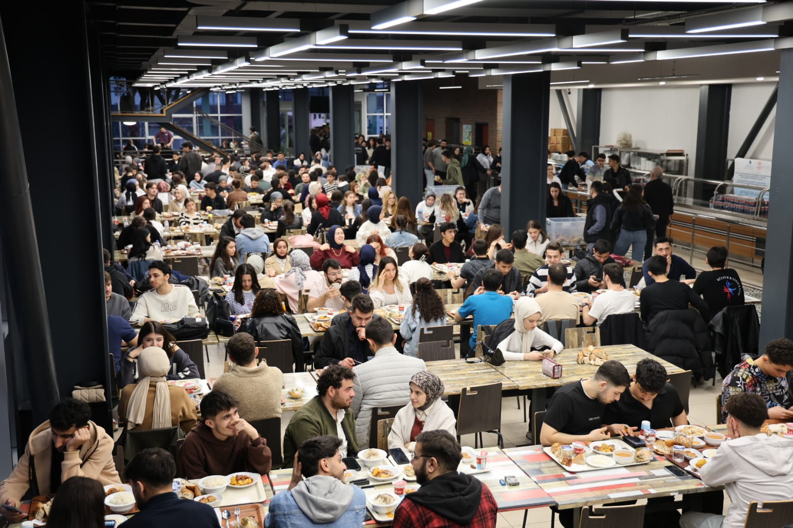 Düzce Üniversitesi Rektörü Sözbir, iftar programında öğrencilerle buluştu<