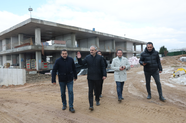 Başkan Çiftçi, Çayırova Spor Lisesi inşaatındaki çalışmaları inceledi