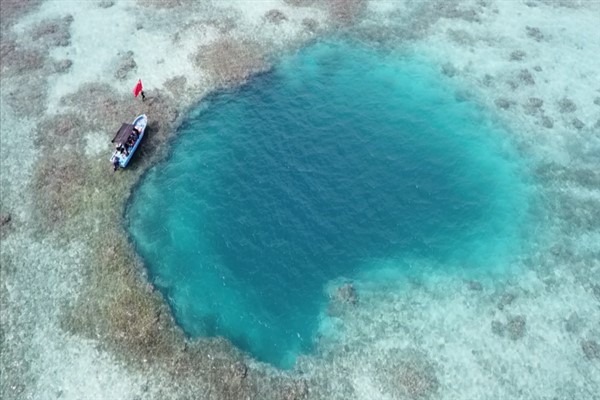 Huangyan Adası’nda mercan resifli mavi delik raporlandı<