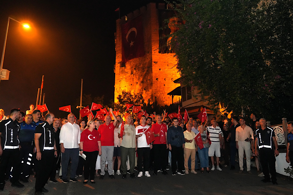 Alanya’da 30 Ağustos Zafer Bayramı fener alayı ve Gülşen konseriyle kutlandı