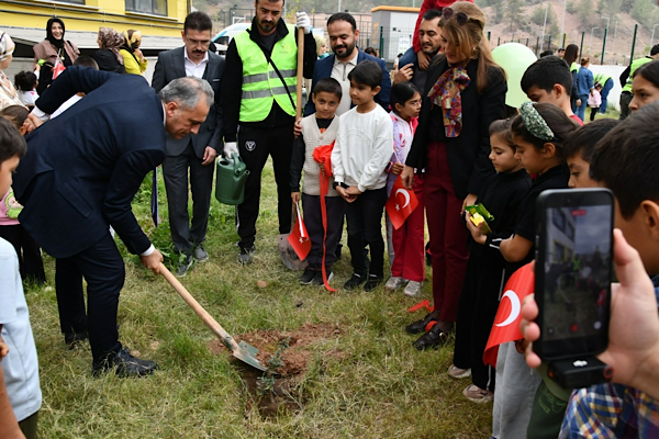 Osmaniye’de zeytin fidanları toprakla buluşturuldu<