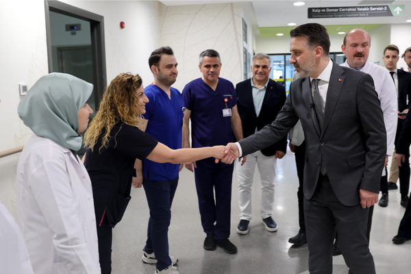 Bursa'da Hemşireler Günü’nde sağlık çalışanları ziyaret edildi<