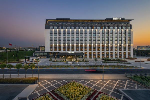 Hilton, Türkiye’deki 100. otelini İGA İstanbul Havalimanı’nda açtı<