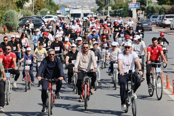 Kayseri’de doktorlar sağlıklı yaşam için pedal çevirdi<
