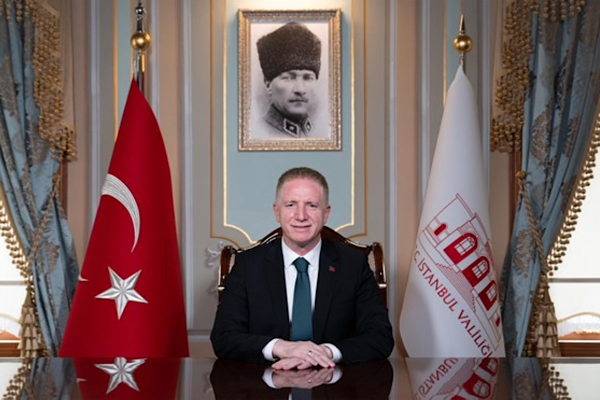 İstanbul Valisi Gül, Küçükçekmece’de aileleri ziyaret etti