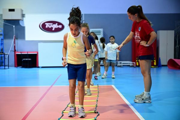 Minik sporcular yaz tatilinde voleybolla buluşuyor<