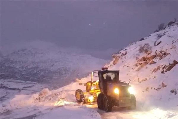 Diyarbakır'da kar nedeniyle ulaşıma kapanan 129 kilometrelik yol açıldı