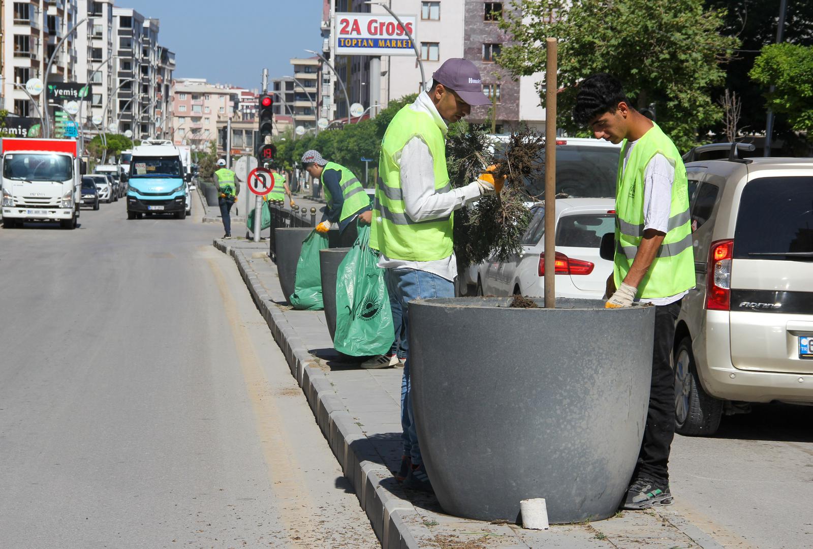 Van Büyükşehir Belediyesi'nden yeşil alanlarda yoğun mesai