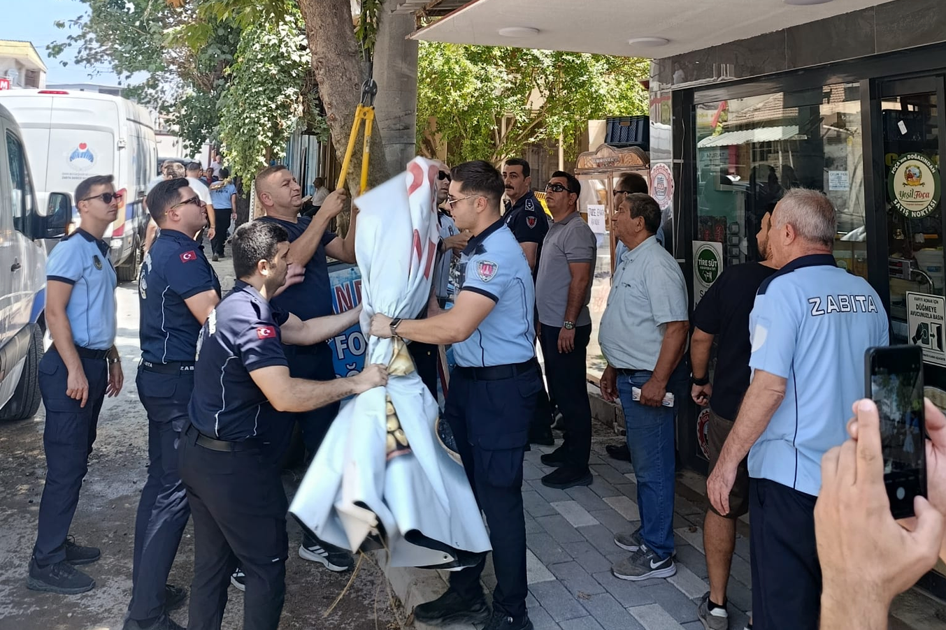 Bayraklı’da izinsiz seyyar satış ve alan işgallerine denetim<
