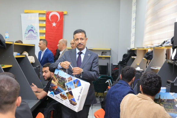 Eyyübiye’de üniversite adaylarına eğitim seti dağıtımı başladı