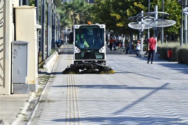 İzmir Büyükşehir Belediyesi ekipleri,rutin temizlik çalışmalarını sürdürüyor<