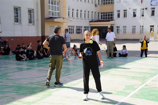 Orhangazi’de çocuklar tenisle tanıştı <