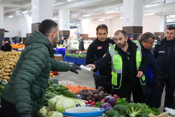 Yalova’da pazar yerinde fatura ve belge denetimi<