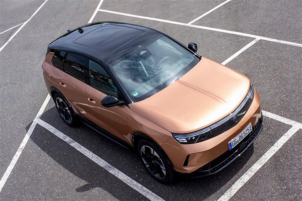 Opel, panoramik cam tavan seçeneğini müşterilerine sunuyor<