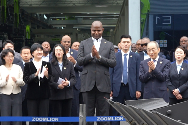 Mozambik Devlet Başkanı Chapo, Çin'de akıllı fabrikayı ziyaret etti<