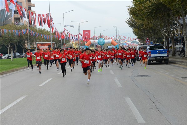 Nilüfer’de binden fazla öğrenci Cumhuriyet için koştu<