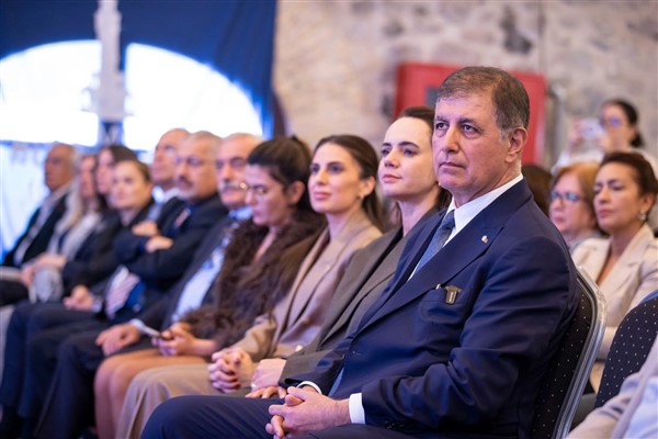  Başkan Tugay, İzmir Büyükşehir Belediyesi’nin çocuk politikası vizyonunu anlattı<