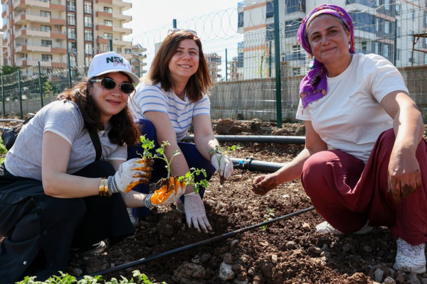 Yenişehir’de Kadın Komün Bostanı’nda ilk ekim gerçekleştirildi<