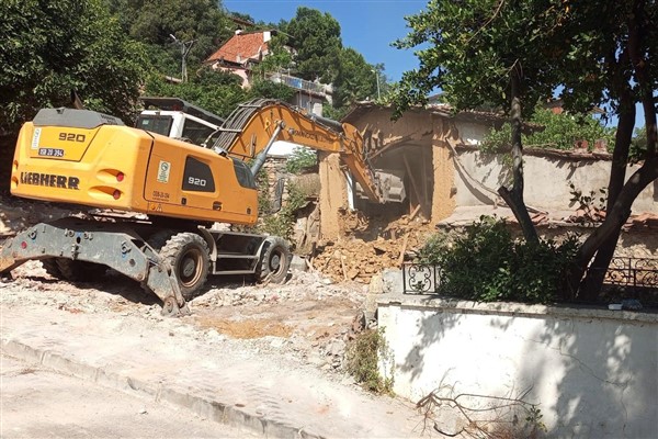 Osmangazi'de 3 metruk bina yıkıldı<
