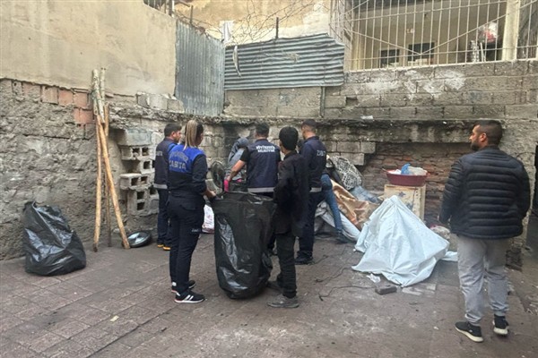 Diyarbakır Büyükşehir Belediyesi’nden çadırda yaşayan aileye destek<