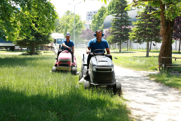 Osmangazi’de park ve yeşil alanlarda bakım çalışmaları sürüyor<