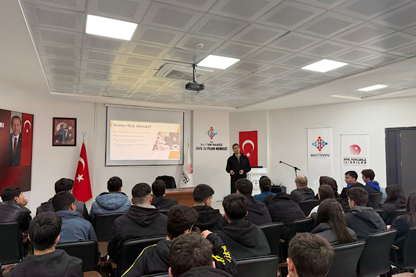 Batman Sivil Toplum Merkezi gençleri ağırladı<