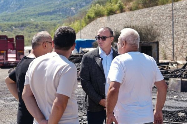 Başkan Kotan, balıkçı barınağındaki yangın bölgesinde inceleme yaptı<