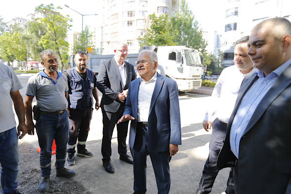 Kayseri'de Eşref Bitlis Bulvarı'nda altyapı ve asfalt çalışmaları incelendi<