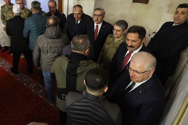 Milli Savunma Bakanı Güler, Hatay’da vatandaşlarla bayramlaştı