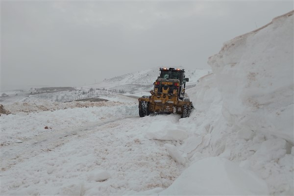 Büyükşehir ekipleri kar dolayısıyla kapanan yolları açtı