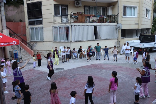 İzmit Belediyesi'nin düzenlediği çocuk şenlikleri devam ediyor